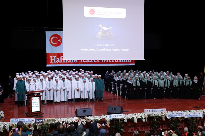 Valimiz Sayın Cahit ÇELİK ve Eşi Nermin ÇELİK Hanımefendi'nin Katılımlarıyla Hafızlık İcazet Töreni Gerçekleştirildi. 