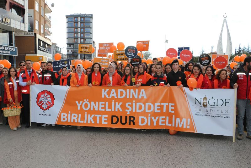 Valimiz Sayın Cahit ÇELİK’in Eşi Nermin ÇELİK Hanımefendi “Kadına Yönelik Şiddetle Uluslararası Mücadele Günü”  Farkındalık Yürüyüşüne Katıldı.